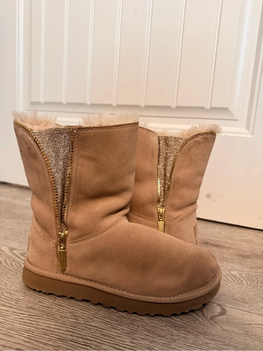 UGG Classic Short Sparkle Zip Boots – Women’s Size 7